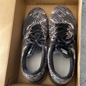 Nike AirMax, size 10, black and white